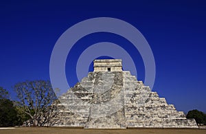 Kukulcan temple in chichenitza, yucatan, mexico.