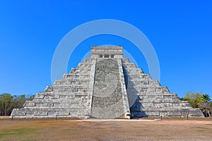 Kukulcan temple in chichenitza, yucatan, mexico I photo