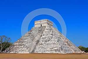 Kukulcan temple in chichenitza, yucatan, mexico VIII