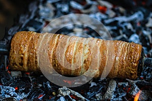 Kurtos Kolacs (KÃ¼rtÅ‘skalÃ¡cs). Traditional Hungarian cake, baked with sugar, honey and nuts