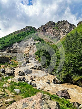 Řeka obklopen podle Kavkaz hory nejblíže, 