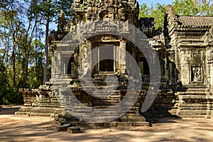 L`escalier et la porte de la tour Ouest du temple Thommanon dans le domaine des temples de Angkor, au Cambodge