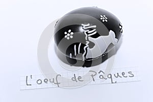 L`oeuf de paques, French word on a white note for English Easter Egg photo