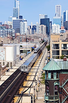 L train going towards downtown of Chicago