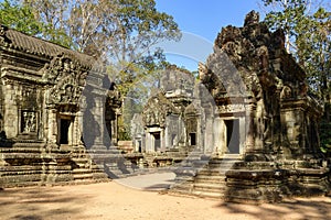 La bibliothÃÂ¨que Sud et quelques bÃÂ¢timents du temple Thommanon dans le domaine des temples de Angkor, au Cambodge photo