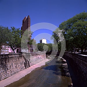   canal Agua tasa flujo un rio. 