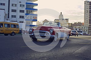 LA HABANA, CUBA - Aug 14, 2019: Auto antiguo en una calle habanera