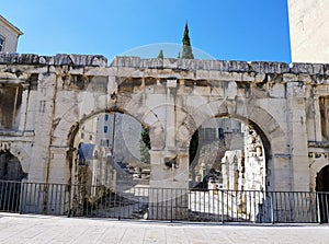 La Puerta de Augusto es un monumento romano construido en el siglo  I  a.C. J.-C. en Nimes , en el Gard photo