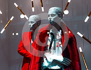 `la rinascente`, Milano  Christmas window shop dummies photo