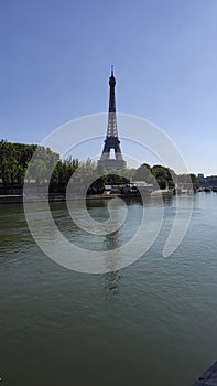 La Tour Eiffel deconfined yet still closed