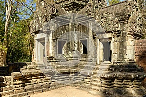 La tour Ouest et les sculptures du mur Sud  du temple Thommanon dans le domaine des temples de Angkor, au Cambodge