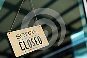 Label `Sorry we are closed please come back again` notice sign wood