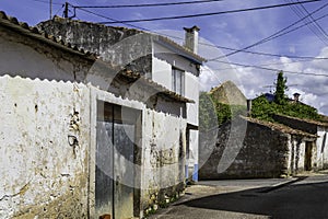 Labor migration from rural areas to cities is one of the causes of the exodus of rural areas, resulting in vacancy and decay.