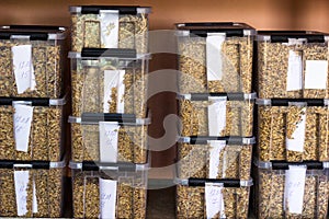 Laboratory for the analysis and diagnosis of grain from the field, in plastic containers samples of grain, study