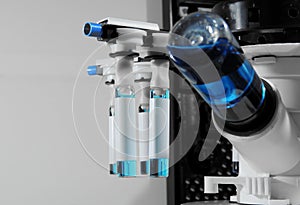 Laboratory device for analyse medical vials with blue chemical solution