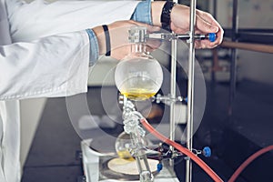 Laboratory equipment for distillation.Separating the component substances from liquid mixture with evaporation and condensation.St