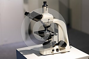 Laboratory microscope with a trinocular head