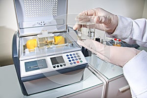 Laboratory test with an electronic device