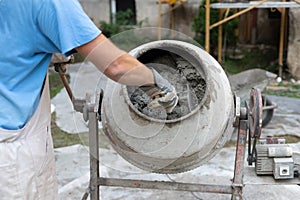 Obrero obrero Operacional concreto mezclador sobre el construcción paginas 