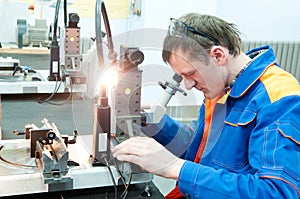 Laborer checking tool with optical