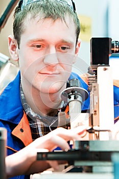 Laborer checking tool with optical