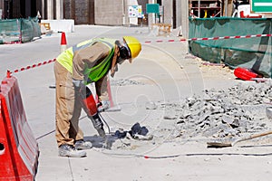 Obrero usos martillo neumático sobre el romper arriba concreto acera 