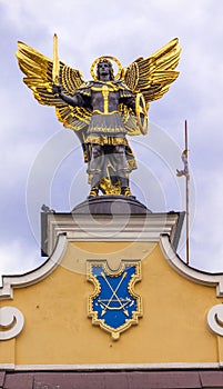 Puerta santo Miguel estatua plaza de la ciudad ucrania 