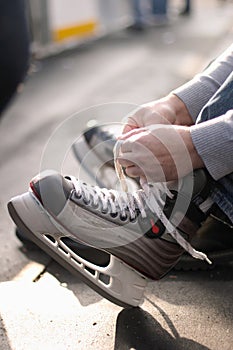 Lacing ice hockey skates