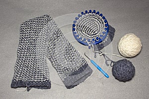 Ladies ` knitted gaiters from gray-white acrylic