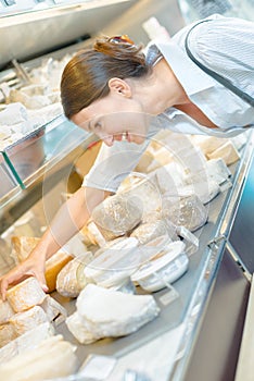 Signora selezione formaggio contatore 