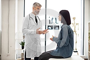 Lady having conversation with therapist in doctor's office