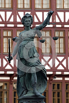 Justicia, o Signora, la Giustizia, i saldi una scala e tiene una spada nella sua mano sinistra.