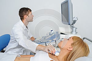 The lady pacient at ultrasonography examination at the neck