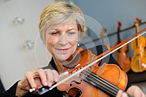 lady playing violin
