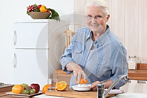 Lady pressing oranges.