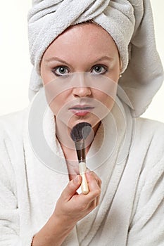Lady putting make up