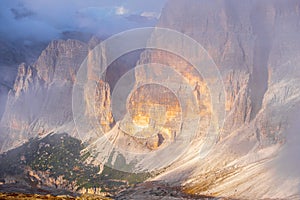 Montagne più alto nuvole in giro un montagne Provincia sul dolomiti Italiano Alpi 