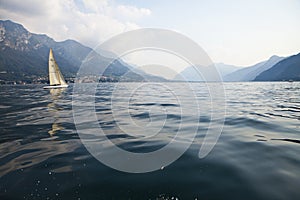 Lago di Como con barca a vela