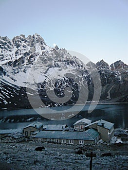 lago ghiacciato e montagna innevata a Gokyo, Nepal