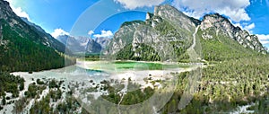 Lago Landro - Panoramica aerea dall\'alto del paesaggio sulle Dolomiti di Sesto