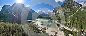 Lago Landro - Panoramica aerea dall'alto del paesaggio sulle Dolomiti di Sesto