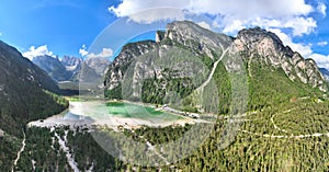 Lago Landro - Panoramica aerea dall'alto del paesaggio sulle Dolomiti di Sesto