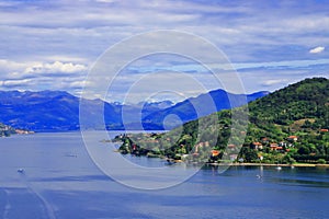 Lago maggiore con montagne e colline in italia photo