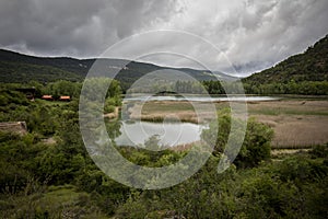 Laguna de UÃ±a en un dÃ­a nublado y gris con las nubes reflejadas en el agua photo