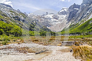 Laguna Esmeralda trail with mountains and vegetation