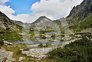 Jazero nad vodopádom Skok - turistika v Mlynickej doline vo Vysokých Tatrách.