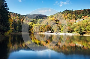 Jazero s jesenným lesným odrazom vo vode, Slovensko - Tajch Klinger