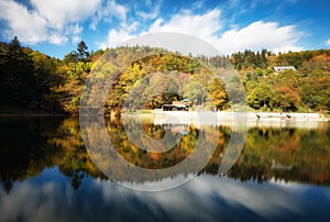 Jezero s podzimním lesním odrazem ve vodě, Slovensko - Tajch Klinger