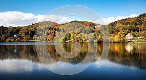 Jezero s podzimním lesním odrazem ve vodě, Slovensko - Tajch Vindsachtsky