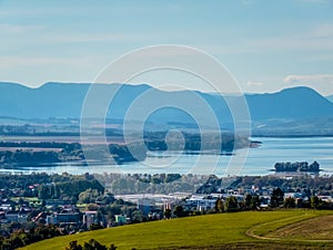 Jezero s průzračnou tyrkysovou vodou je obklopeno horami. Liptovská Mara Slovensko. Koncept ekologické a aktivní túry